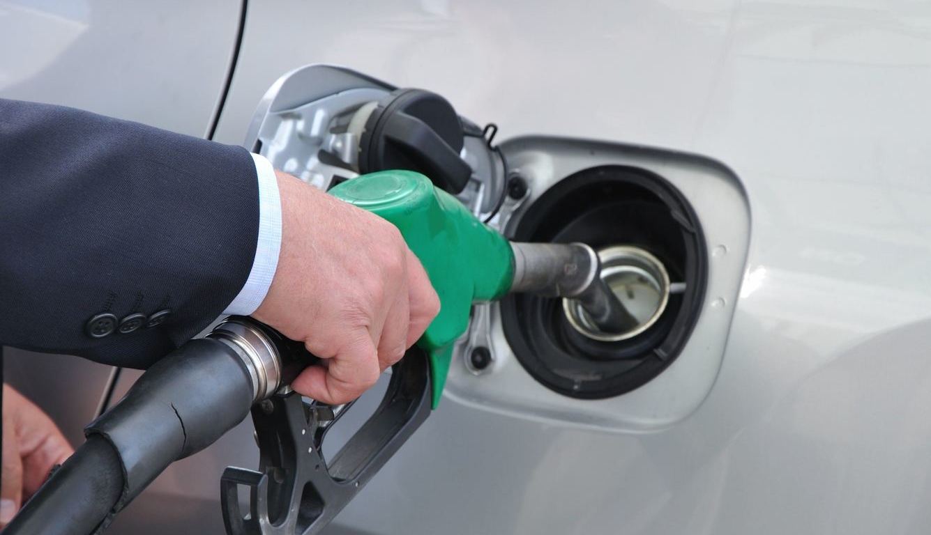consumidor economizando combustível